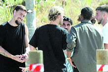 Jogadores do Sporting, incluindo Coates, reunidos numa praia na Margem Sul.
