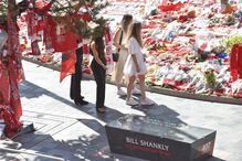Homenagens a Diogo Jota e André Silva no memorial junto ao estádio Anfield, em Liverpool