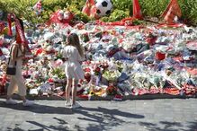 Homenagens a Diogo Jota em frente ao estádio Anfield, em Liverpool