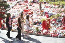 Rute Cardoso visita memorial a Diogo Jota em Anfield, após homenagem dos adeptos do Liverpool