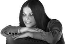 Retrato de mulher com cabelo comprido e liso