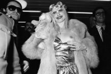 Cicciolina, ex-deputada italiana, enfrenta dificuldades financeiras após corte na pensão vitalícia