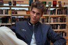 Modelo colabora com familiar na criação de conteúdo digital