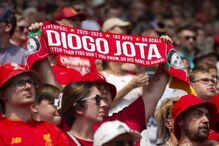 Adeptos homenageiam Diogo Jota, jogador do Liverpool, com cachecóis e cânticos