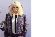 Kesha e outras celebridades experimentam tratamento facial com esperma de salmão.
