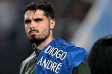 Diogo André carrega camisola azul com o seu nome