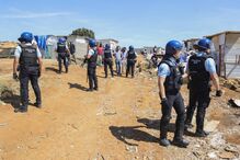 PSP posiciona-se no bairro do Talude Militar para demolir casas em Loures, gerando tensão