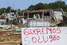 Moradores do Talude Militar exigem solução contra demolições, gerando tensão com a polícia em Loures