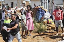 Loures: Moradores tentam impedir demolições de casas no bairro do Talude Militar