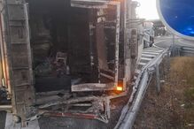 Camião de transporte de resíduos tomba em Aveiro