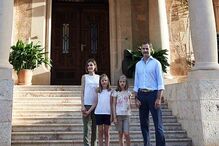Família real espanhola posa em Marivent, residência de verão em Maiorca