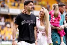 Pedro Neto e a sua companheira assistem a um jogo no estádio Molineux, em Wolverhampton