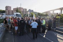 Viticultores deixam carrinhas e tratores e a pé bloqueiam ponte da Régua