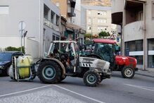Viticultores deixam carrinhas e tratores e a pé bloqueiam ponte da Régua