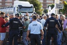 Viticultores deixam carrinhas e tratores e a pé bloqueiam ponte da Régua