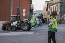 Viticultores deixam carrinhas e tratores e a pé bloqueiam ponte da Régua