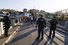 Viticultores deixam carrinhas e tratores e a pé bloqueiam ponte da Régua