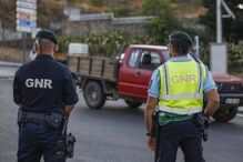 Viticultores deixam carrinhas e tratores e a pé bloqueiam ponte da Régua