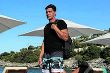 Fernanda Serrano e Ricardo Pereira foram fotografados à chegada à praia