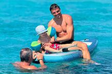 João Palhinha desfruta de férias com o filho e os pais numa praia paradisíaca