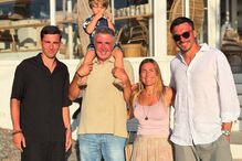 João Palhinha desfruta de férias com a família, incluindo o filho e os pais.
