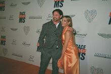 Denise Richards surge num evento da Race Erase MS com Aaron Phypers
