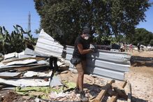 Dezenas de voluntários e técnicos limpam um bairro que virou entulho