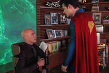 Superman confronta Lex Luthor num momento tenso.
