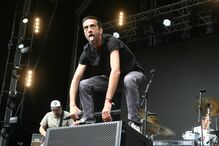 Atuação de banda em festival de verão