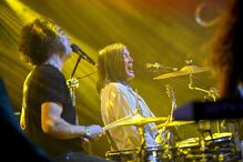 Música ao vivo em festival de verão anima o público presente