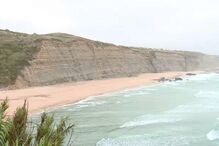 Homem de 60 anos morre em queda de carro numa arriba em praia de Sintra
