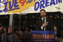 Zohran Mamdani discursa em Nova Iorque com ideias inovadoras