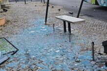 Autocarro destrói paragem em Cascais. Populares fogem. Mulher assistida