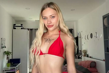 Mulher loira com biquíni vermelho e tatuagem de borboleta