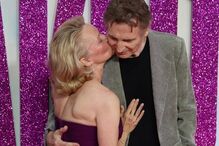 Pamela Anderson e Liam Neeson mostram carinho na apresentação de filme em Londres