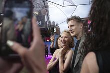 Pamela Anderson e Liam Neeson lançam comédia de ação em Londres