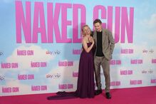 Pamela Anderson e Liam Neeson juntos no lançamento de 'The Naked Gun' em Londres