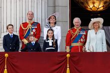 Rei Carlos III com a família no palácio de Buckingham