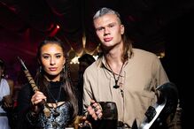 Casal com trajes de inspiração viking em evento temático