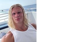 Haaland enfrenta críticas por presente caro à namorada.
