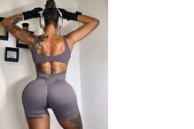 Mulher de costas com tatuagens, roupa desportiva e auscultadores