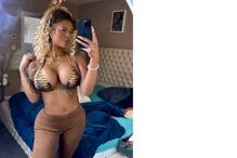 Mulher faz selfie com roupa de banho em padrão tigre e calças castanhas