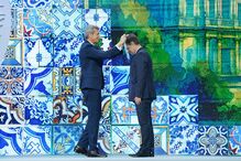 Entrega de medalha durante uma cerimónia oficial