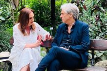 Entrevista com Maria Rueff e Jorge Jesus num jardim.
