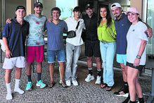 Família Conceição - três dos cinco filhos - com João Pedro Pais, a namorada, Diana Silva, e o filho desta