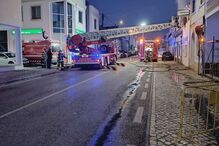 Incêndio destrói supermercado em Alfeizerão. Bombeiros de São Martinho do Porto e Caldas da Rainha no combate