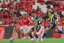 Jogadores do Benfica festejam a vitória na Eusébio Cup num restaurante em Lisboa