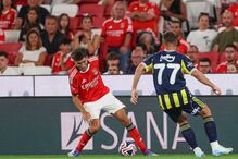 Jogadores do Benfica festejam vitória na Eusébio Cup num restaurante em Lisboa