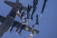 Israel lança ajuda aérea em Gaza com farinha, açúcar e enlatados