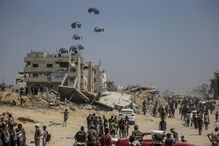 Lançamento aéreo de ajuda humanitária israelita em Gaza, incluindo alimentos